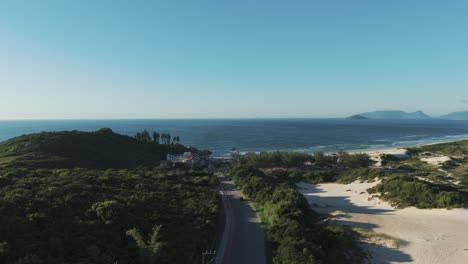 A-car-entering-Joaquina-beach-in-Florianópolis,-Brazil