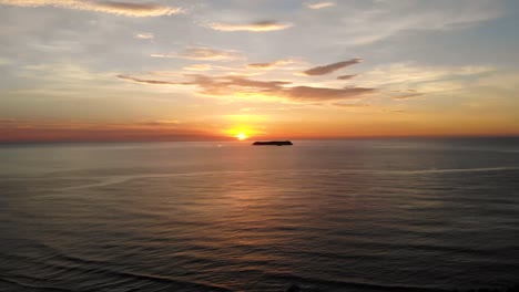 Toma-Aérea-De-Drones-De-La-Isla-De-La-Puesta-Del-Sol-Y-El-Mar-En-Florianópolis,-Brasil