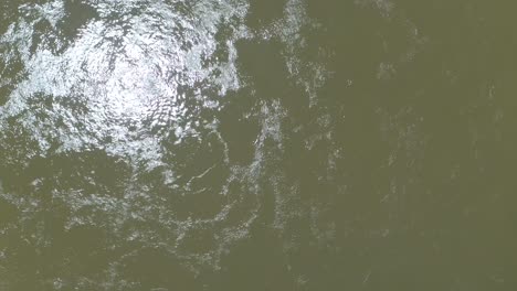 vista aérea de arriba hacia abajo de la luz intensa que golpea el agua