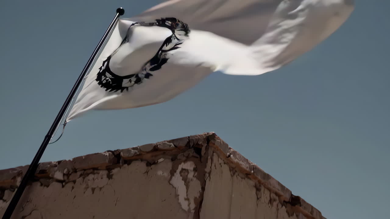 Edificio abbandonato nel deserto con una bandiera