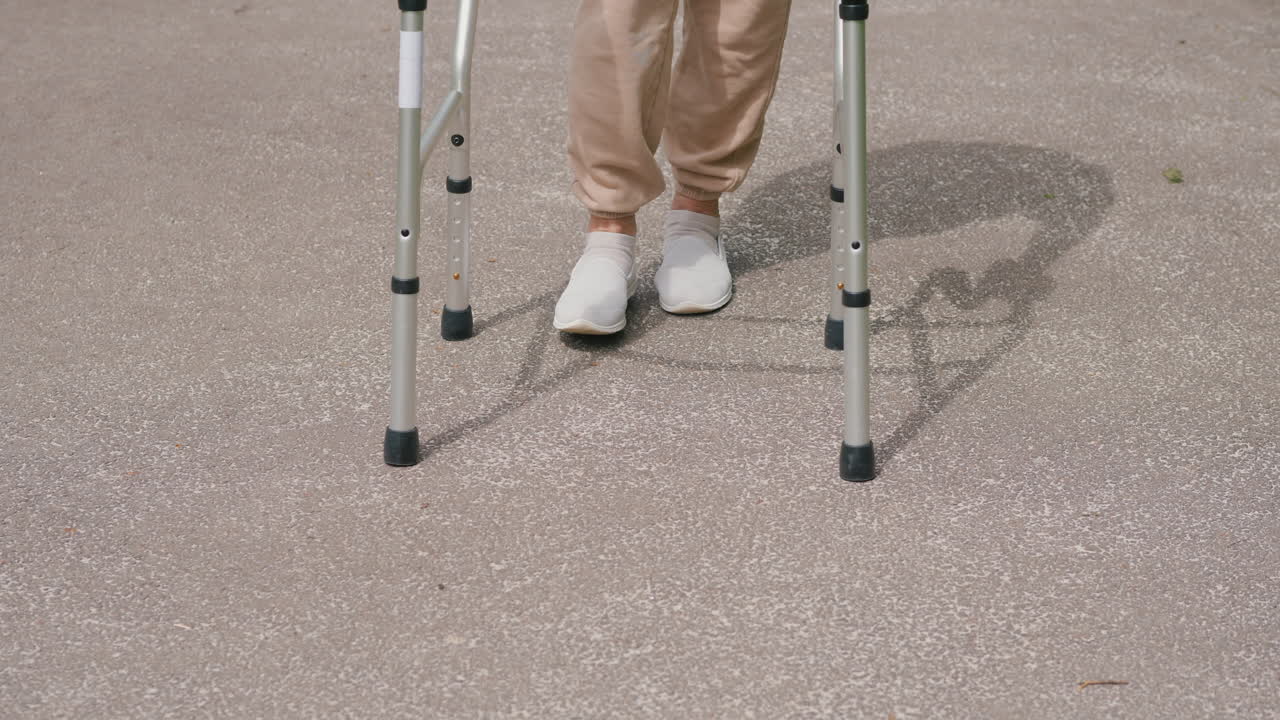 보행기를 사용하는 노인