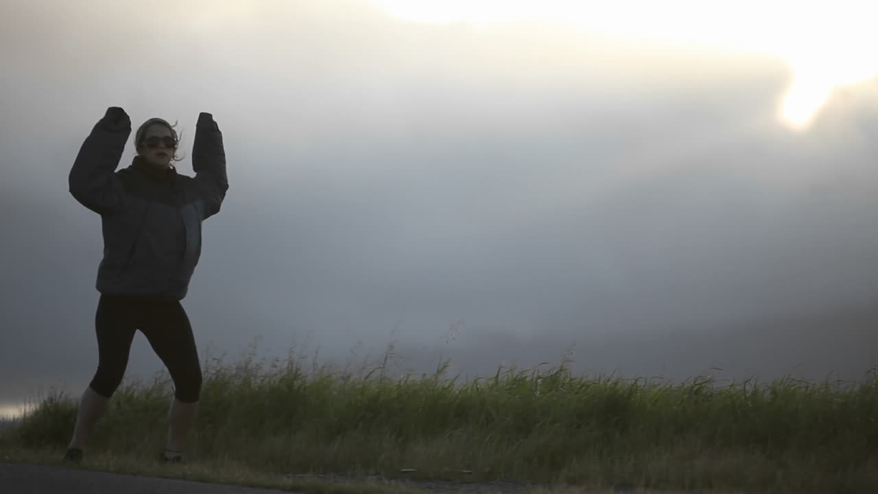 길가에서 운동하는 젊은 여성