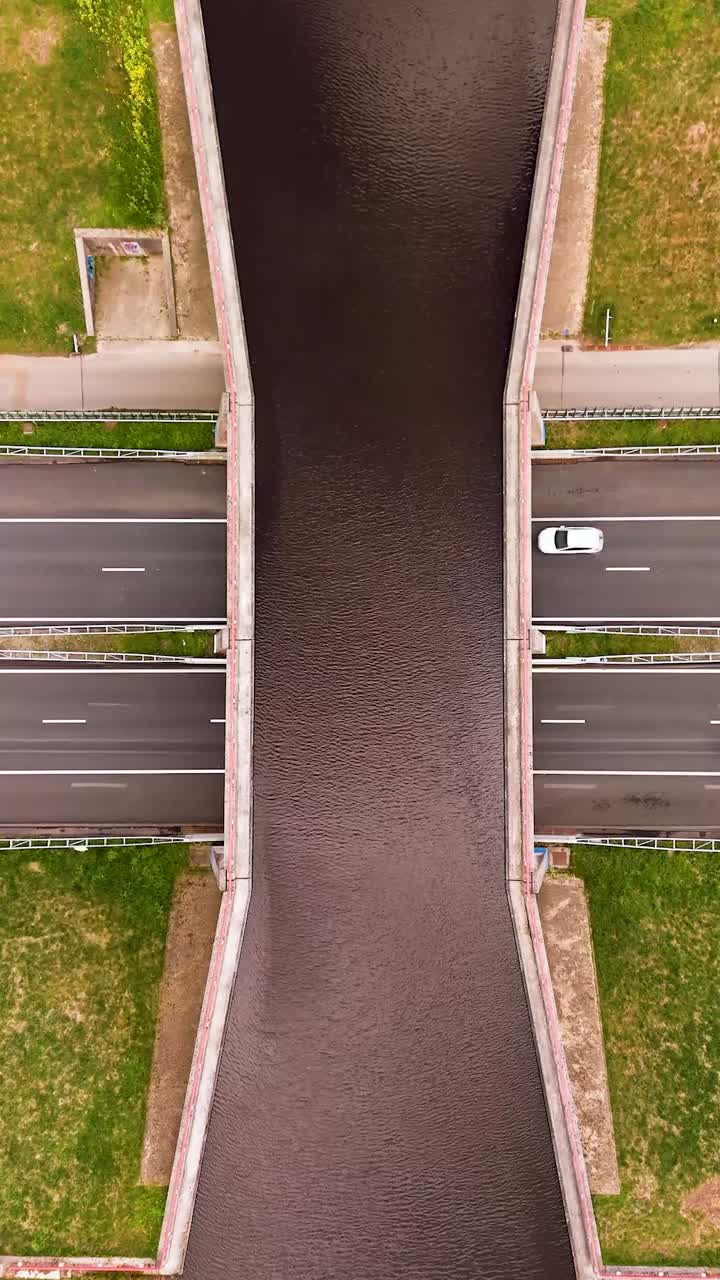 vista aérea de un puente sobre un río