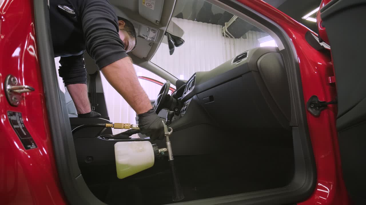 전문적인 자동차 청소. 샤워. 의 건조 청소 및 세부 사항. 바디의 깊은 청소, 좌석 청소. 자동차 세탁에서 거품을 는. 먼지에서 자동차 패널을 청소하는. 진공청소기