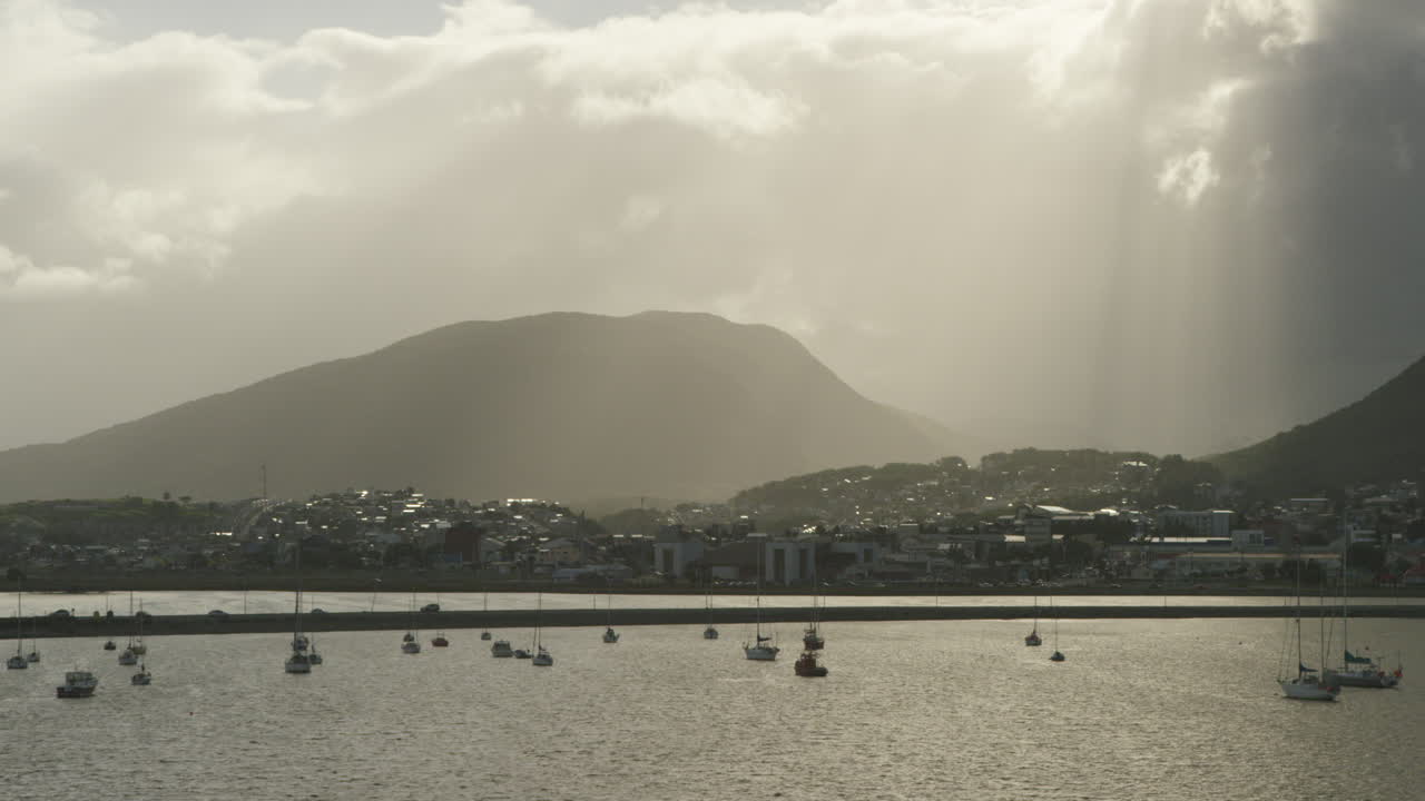 구름에서 태양 광선으로 일몰