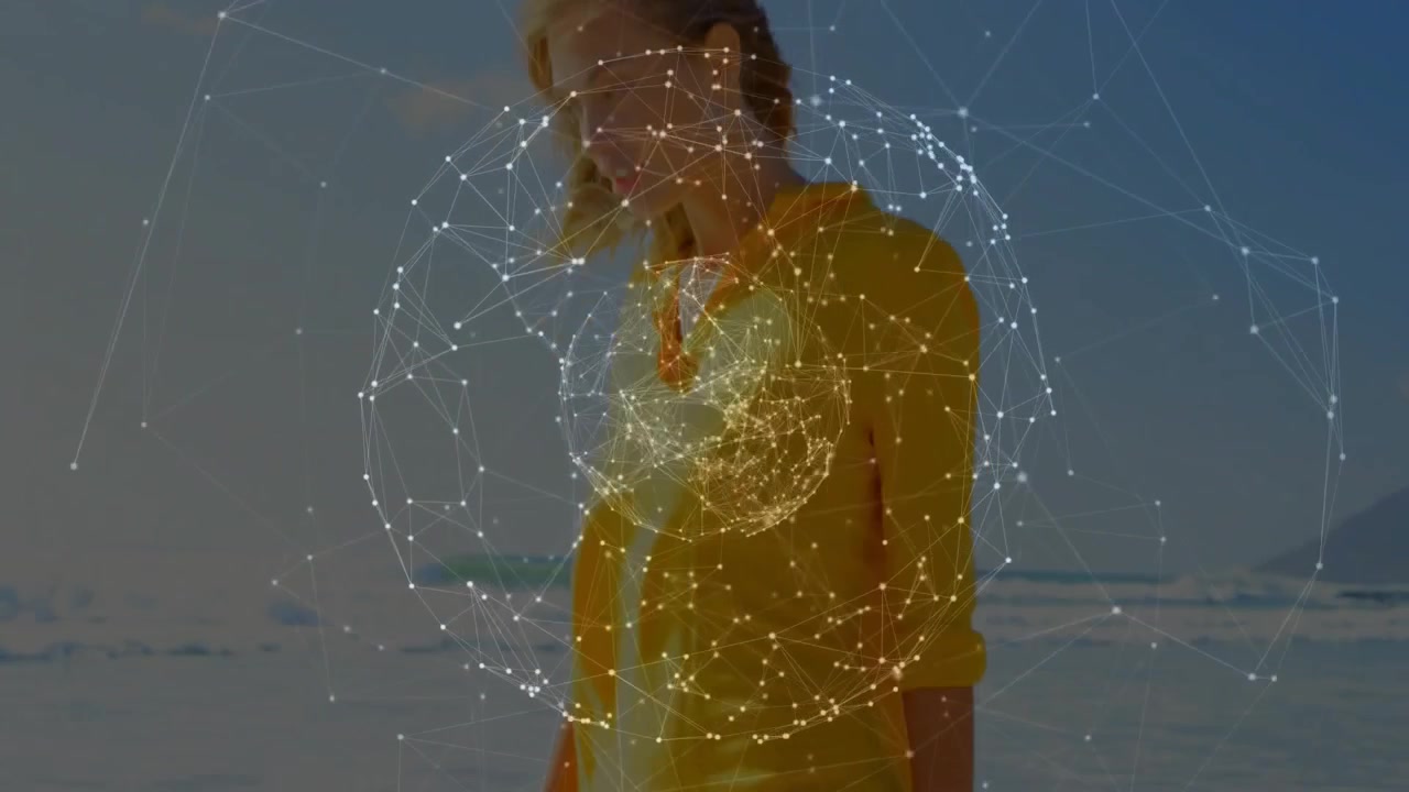 Žena kráčející mělkou vodou, zatímco se kolem jejího těla materializuje a pulzuje technologická síťová koule.