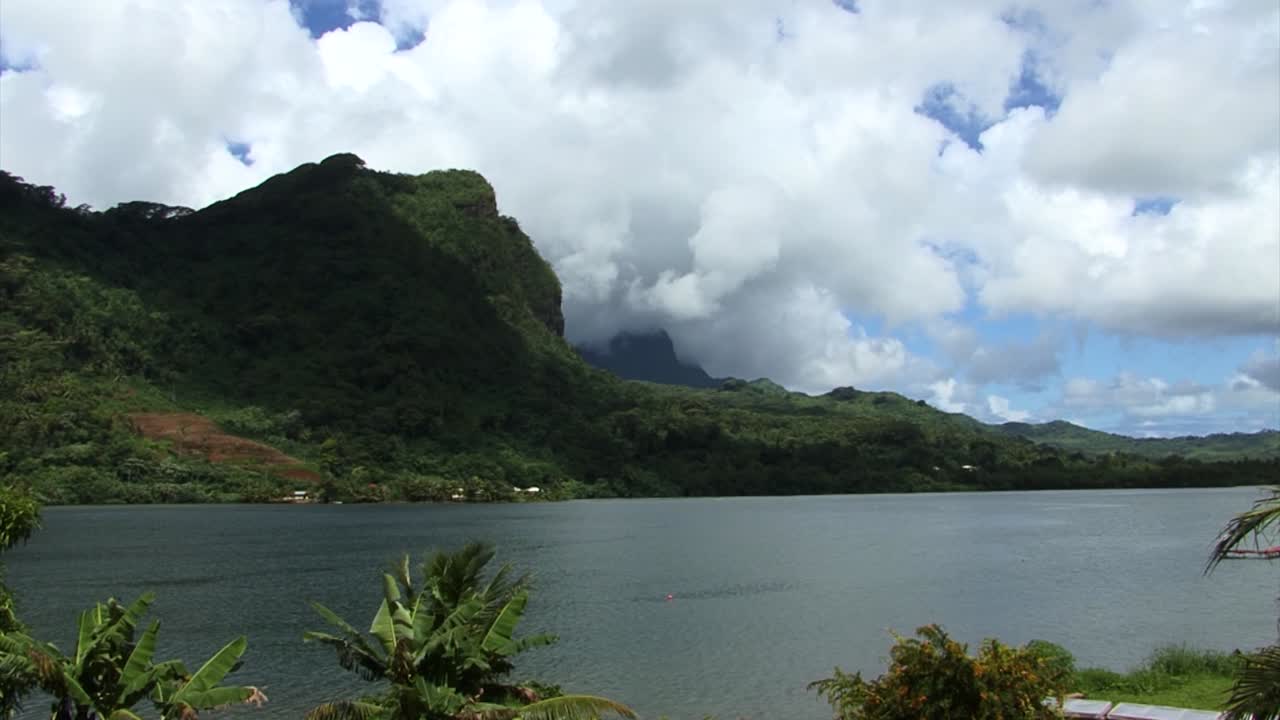 monte tapioi cubierto por nubes, raiatea, islas de la sociedad, polinesia francesa