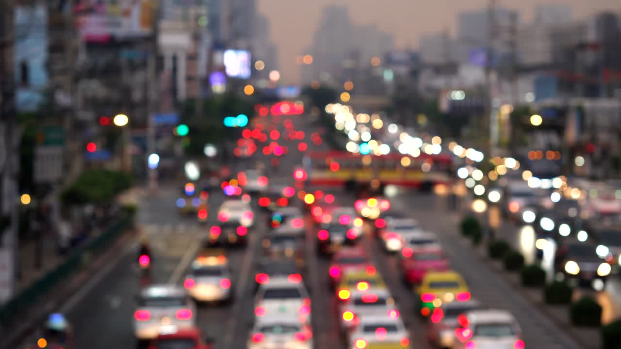 해가 지는 차의 빛의 추상적인 흐릿한 보케