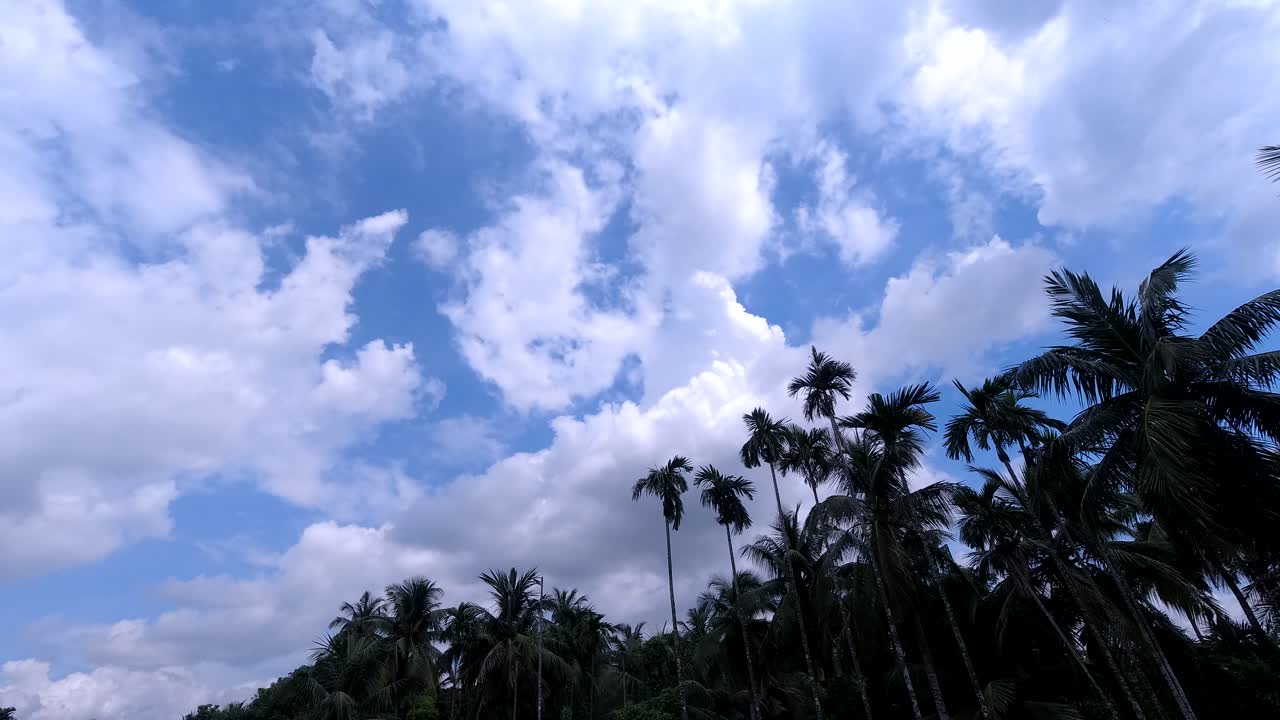 가을 계절에 하늘에서 움직이는 구름