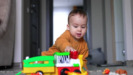 bebé jugando con juguetes