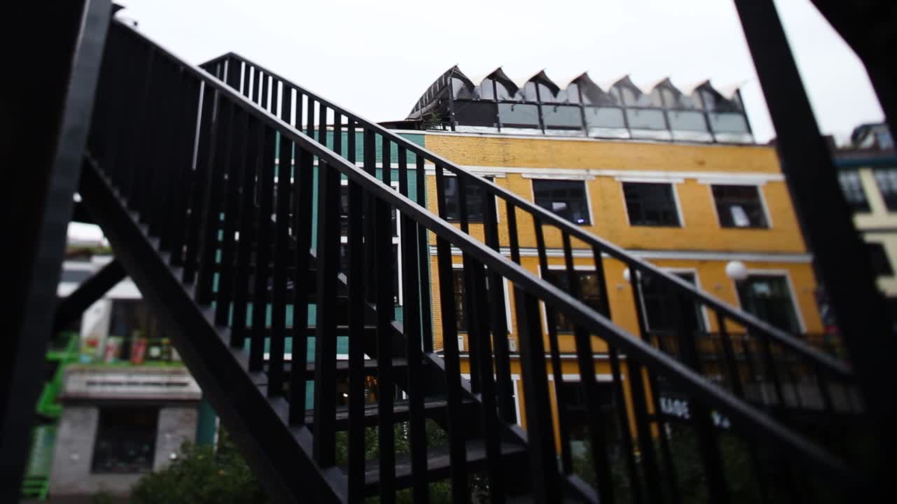 vista exterior de un edificio con escaleras