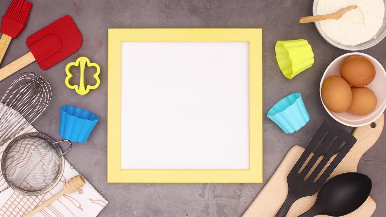 ingredientes para hacer galletas y marco moviéndose en el tema oscuro. detener el movimiento