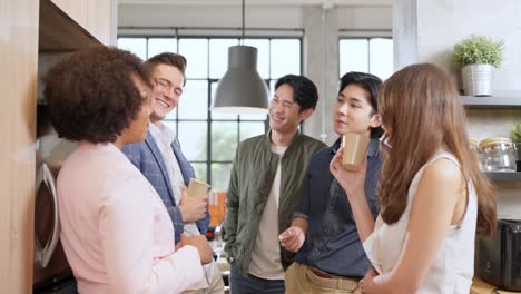 grupo de hombres y mujeres del milenio multiétnica ocupación creativa conversación casual reunión con alegre y sonriente, amigo de la oficina de pie discusión juntos al lado de la ventana de la oficina fondo