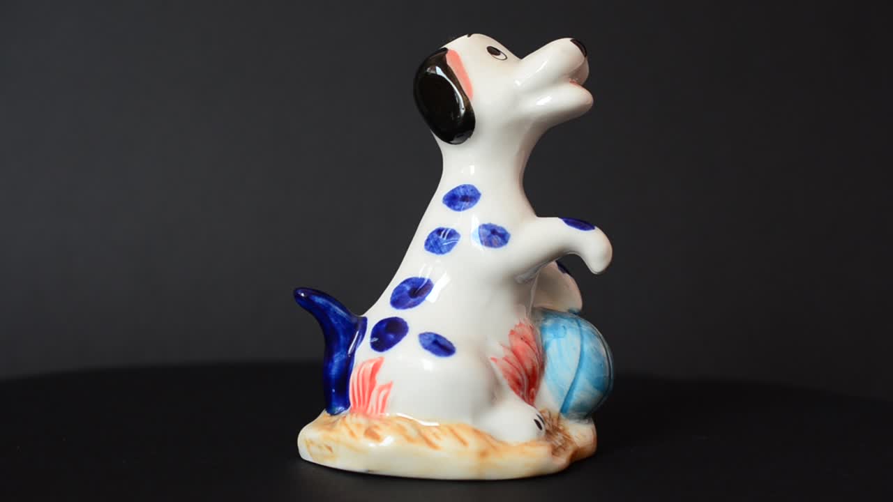 Riprese di una statuetta di cane. Riprese di una statuetta