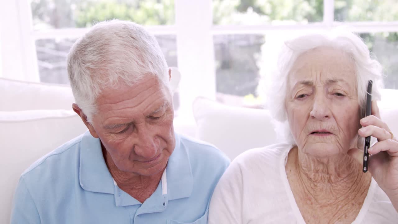 전화 중인 고위 여성