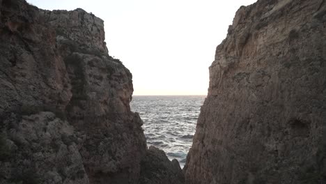 entrada al barranco migra i-ferha que conduce al inquieto mar mediterráneo