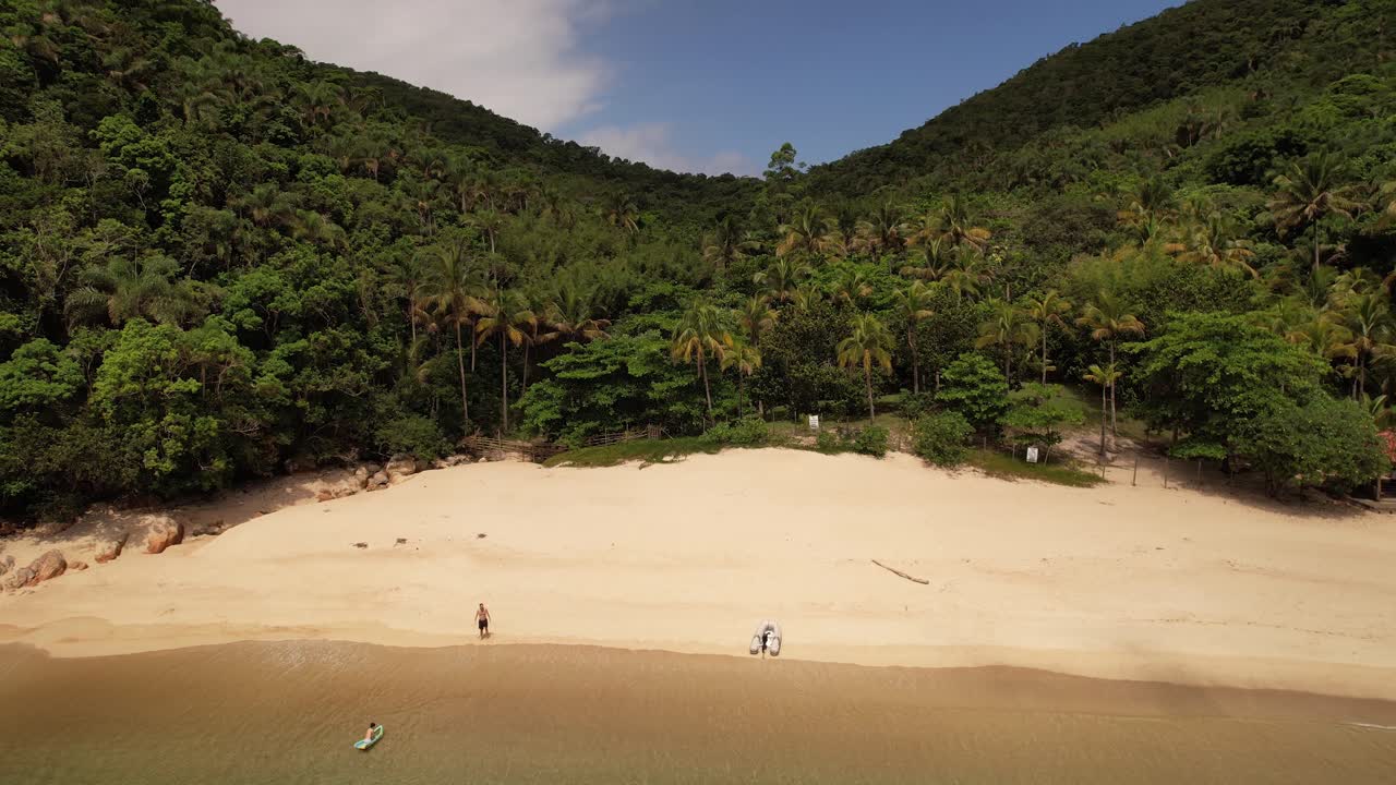 hermoso mar verde en la playa en río de janeiro brasil