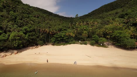 Schönes-Grünes-Meer-Am-Strand-In-Rio-De-Janeiro-Brasilien