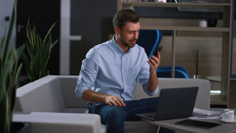hombre de negocios feliz hablando por teléfono animando recibiendo buenas noticias en un lugar de trabajo remoto