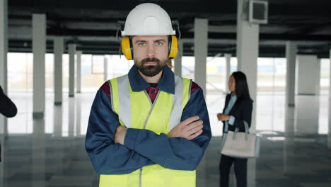 trabajador de la construcción en un sitio de trabajo