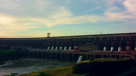 Aliviaderos-De-La-Presa-De-Itaipú-En-El-Río-Paraná-Al-Atardecer-En-La-Frontera-Entre-Brasil-Y-Paraguay.