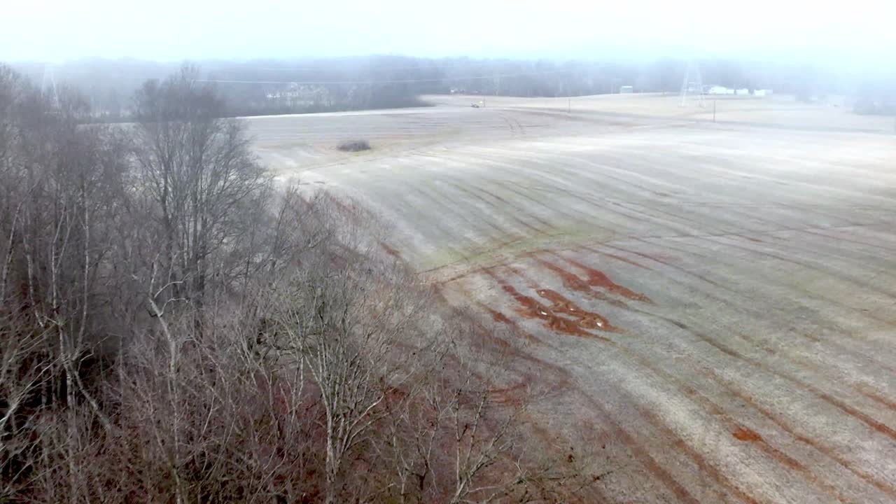 antena de campo de invierno en la niebla en el condado de yadkin nc, carolina del norte