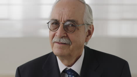 Primer-Plano,-Retrato,-De,-Alto,-Hombre-De-Negocios,-Ejecutivo,-Mirar-Serio,-Cámara,-Profesional-De-Mediana-Edad,-Llevando-Gafas