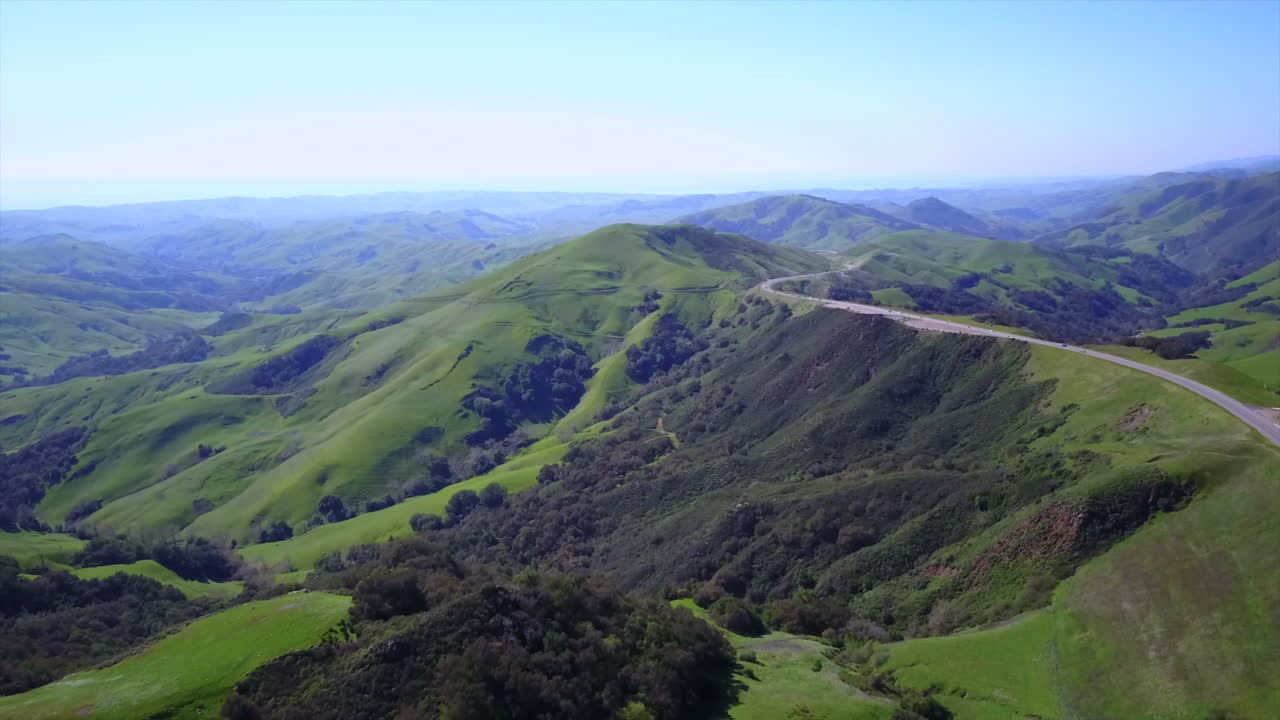 Ripresa aerea delle montagne verdi di Cambria San Simeon, California, USA