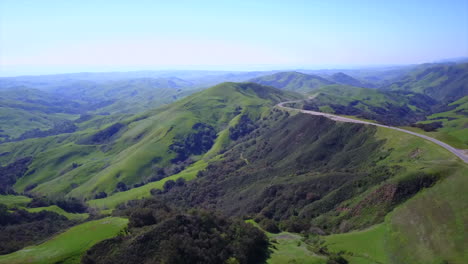 toma aérea de las verdes montañas de cambria san simeon california usa