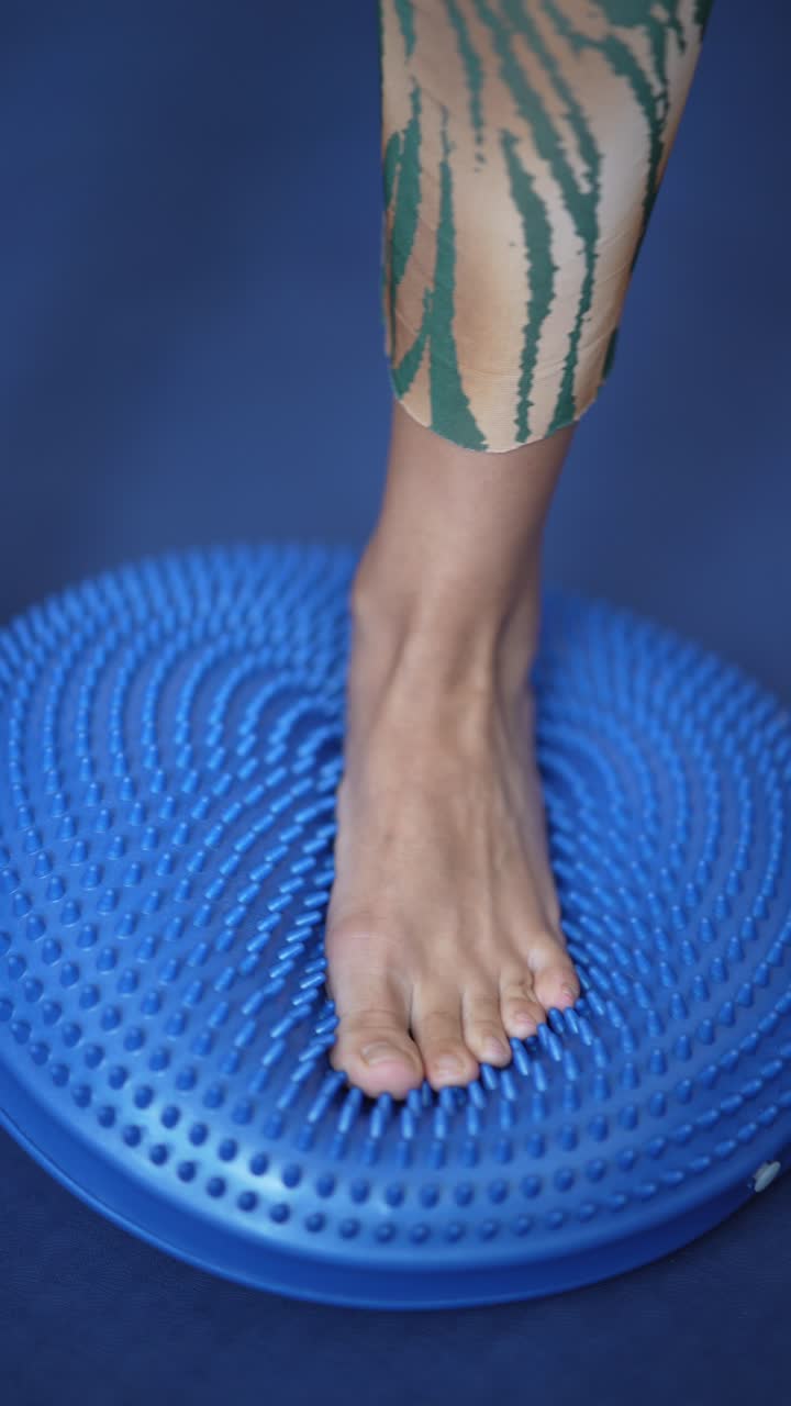 persona que se equilibra en una bola de equilibrio