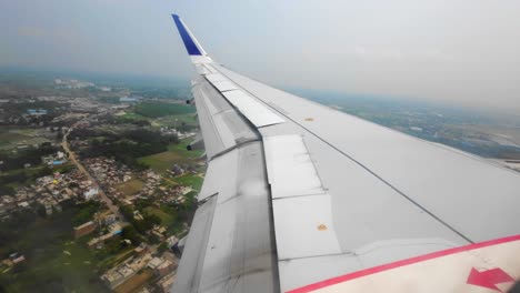 El-Vuelo-Desciende-Lentamente-Desde-El-Aterrizaje-En-El-Aeropuerto-Internacional-Chatrapati-Shivaji-Maharaj-En-Mumbai