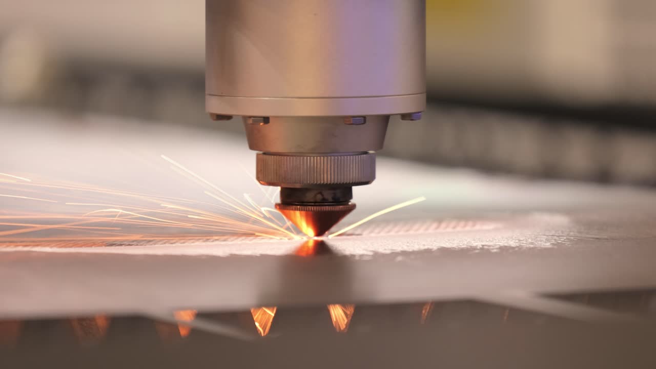 La macchina di taglio laser in azione