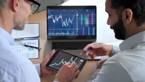 dos comerciantes corredores de bolsa de valores inversores discutiendo gráficos de comercio de criptografía.