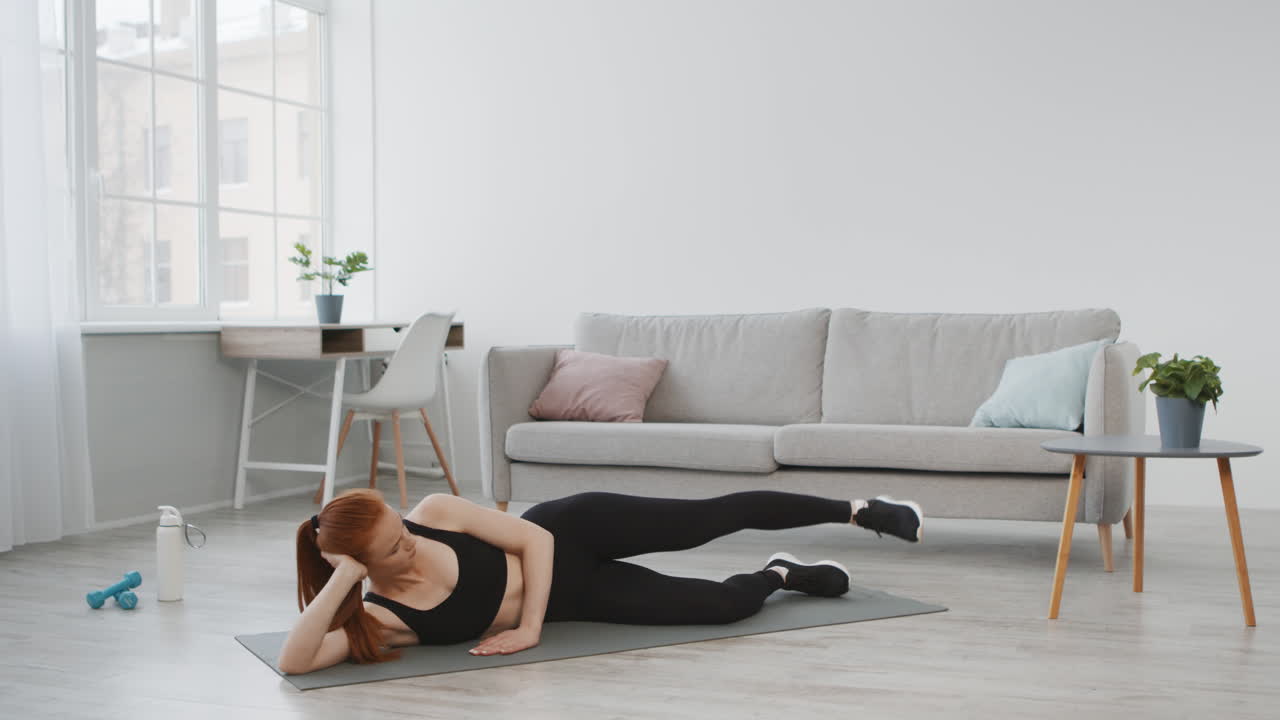 mujer haciendo levantamientos de piernas en casa