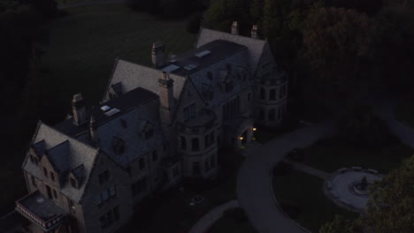 Mansion-Located-in-LI-NY-by-night