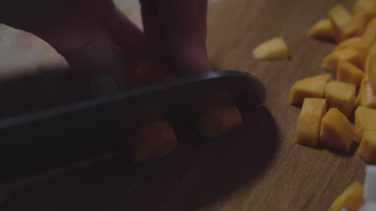 las manos de las mujeres lavan, pelan y cortan las verduras en estofado de verduras