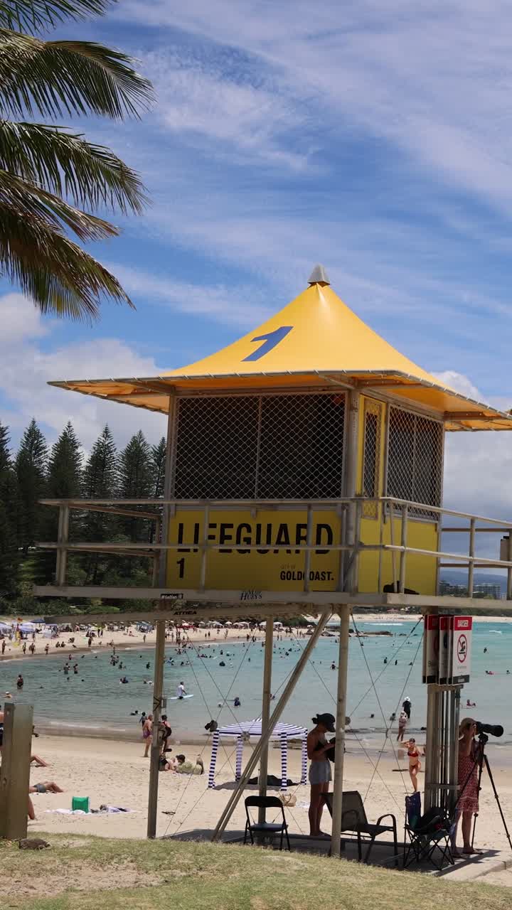 Torre del bagnino che sorveglia una spiaggia affollata