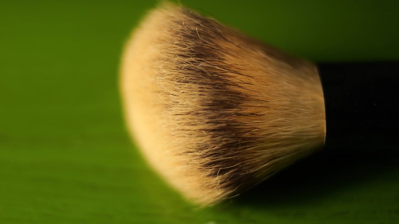 50p ekstremt nærbillede slider-optagelse, der bevæger sig hen over makeupbørstehår.
