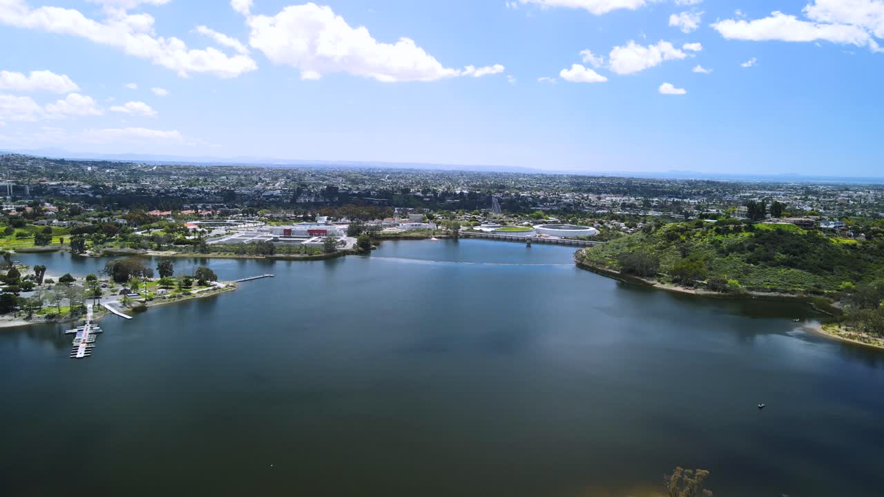 vista aérea de drones del embalse del lago murray en un día soleado y nublado
