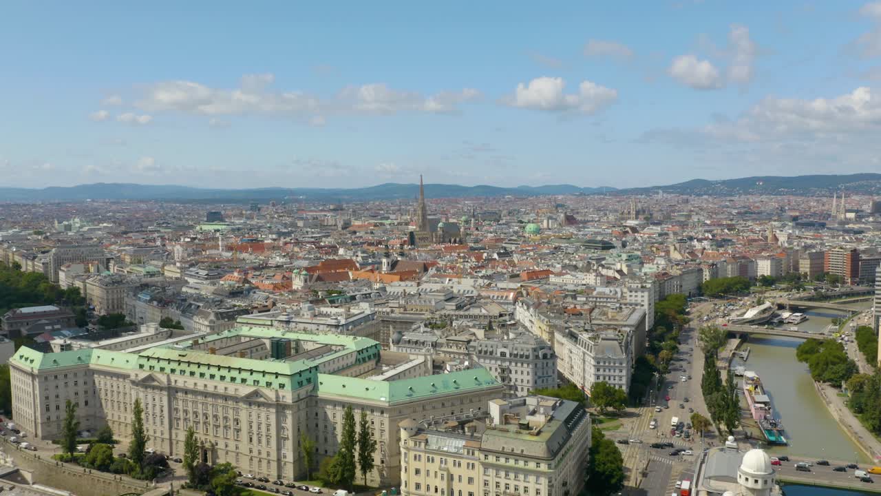 Ripresa aerea in allontanamento rivela una splendida architettura a Vienna, Austria
