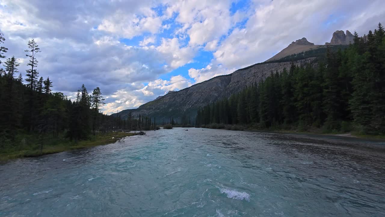 Paesaggio scenico con ponte in legno
