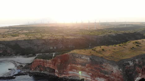 amanecer sobre turbinas eólicas en el promontorio del cabo kaliakra en bulgaria