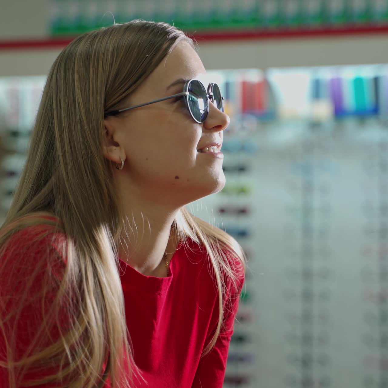 mujer eligiendo gafas de sol