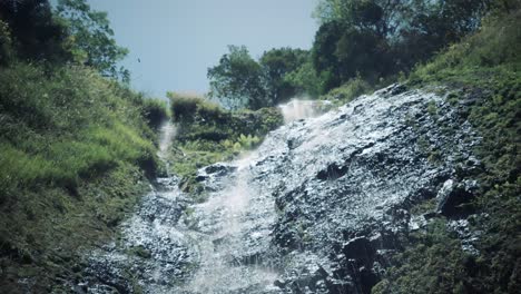 Blick-Auf-Einen-Ausgetrockneten-Wasserfall