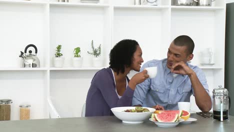 Pareja-Afroamericana-Comiendo-Ensalada-Y-Fruta-En-La-Cocina