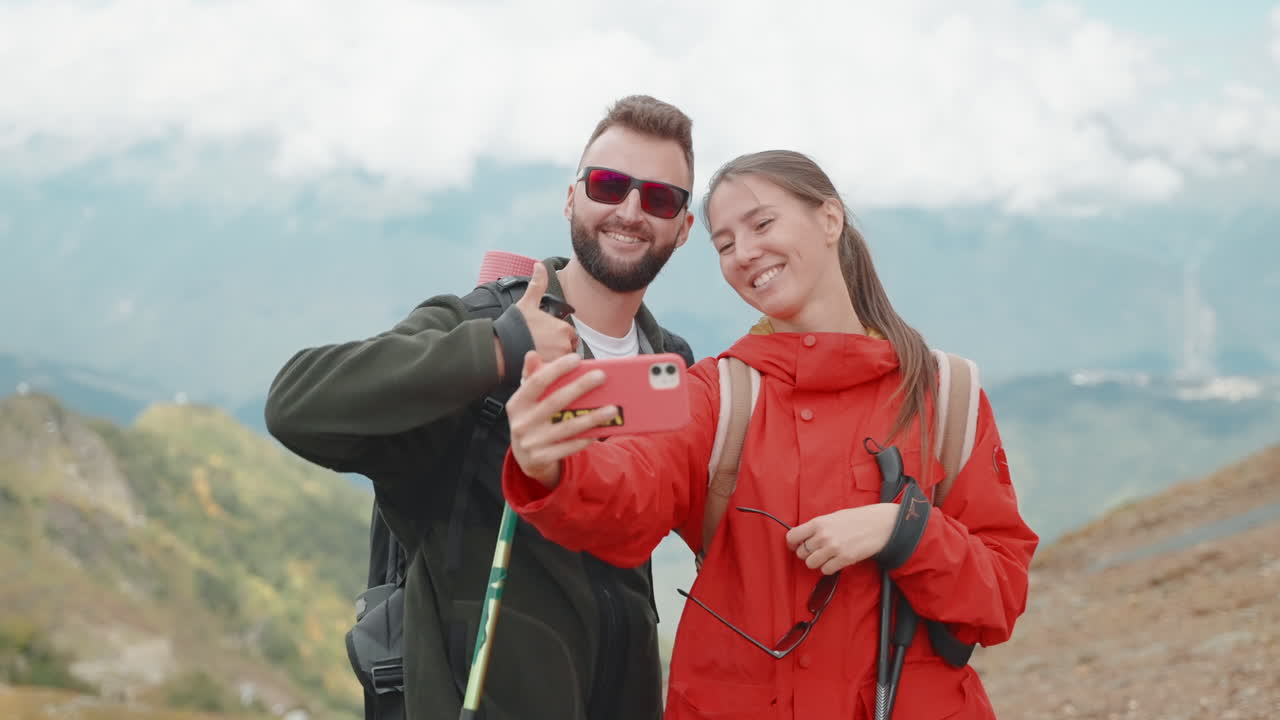 pareja de senderismo en las montañas tomando una selfie