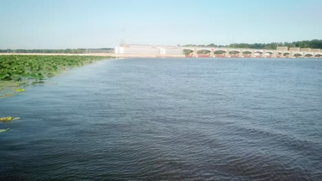 vista aérea de la esclusa y la presa 14 en el río mississippi con un parche de nenúfares a la vista