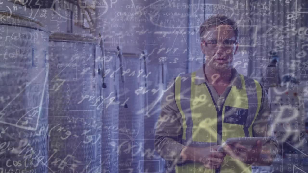 animación de cálculos matemáticos que se mueven sobre el hombre utilizando una tableta en la planta de procesamiento