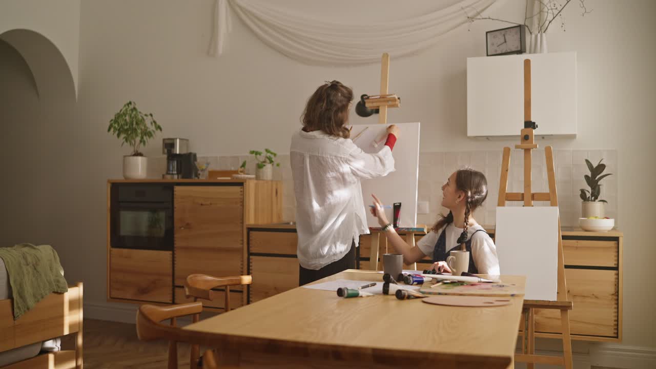 madre e hija pintando juntas