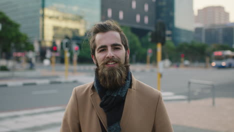 retrato de un atractivo joven caucásico hombre barbudo sonriendo mirando a la cámara divertido accidente sorpresa calle de la ciudad urbana